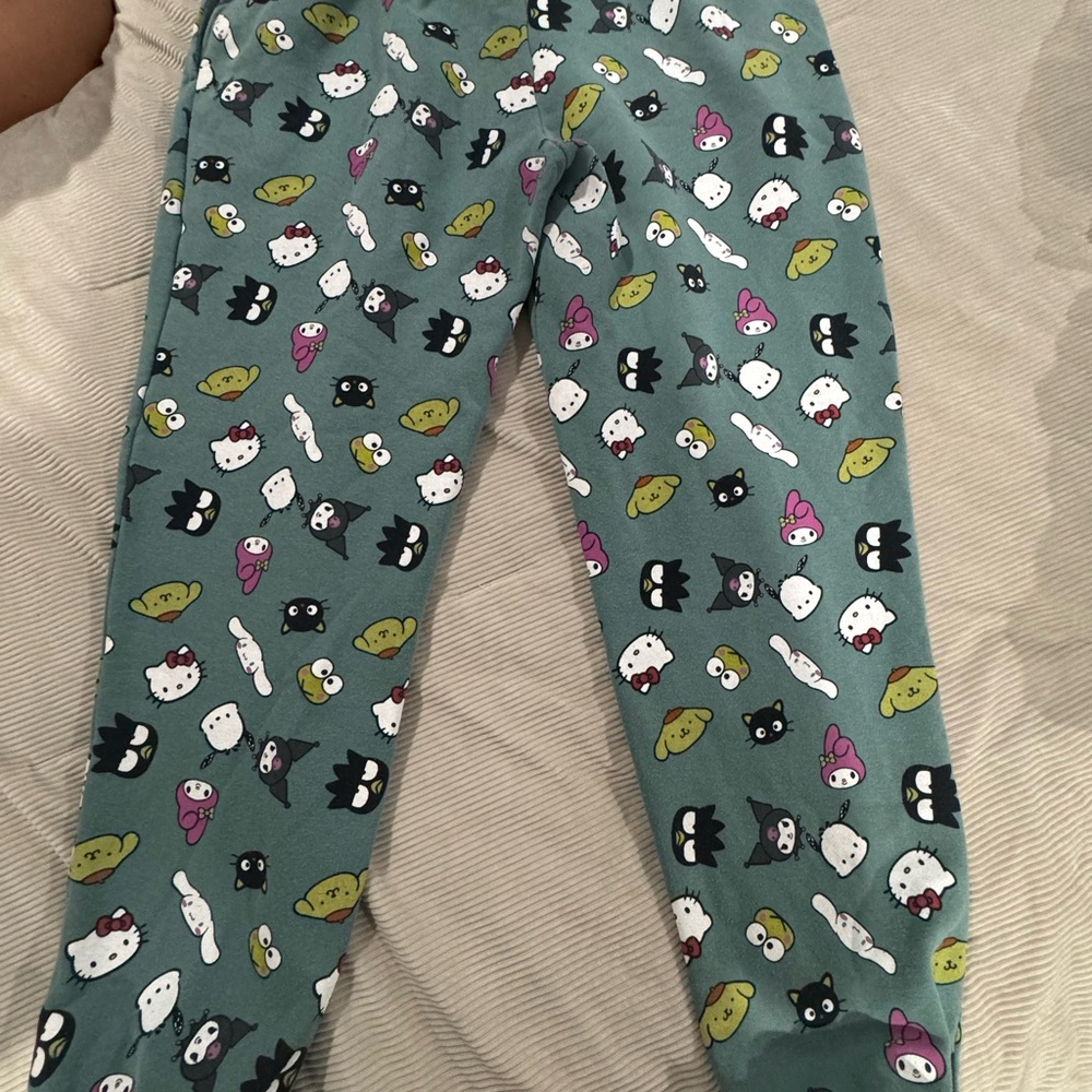 💕💕Hello kitty and winter bundle!!!🐱 ❄️ 🥶 - Picture 5 of 15